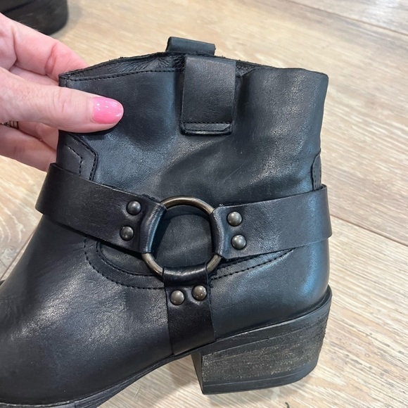 KRBONELL black leather pointy toe buckle boots - Picture 4 of 13